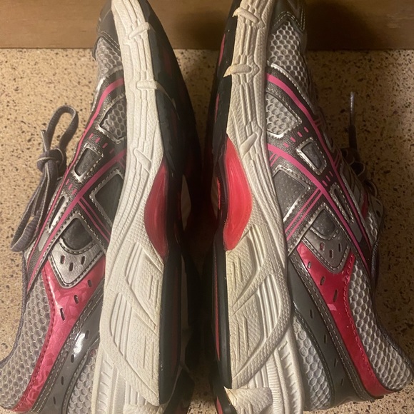 ASICS  women's sneakers size 8 gray and red. - Picture 4 of 6